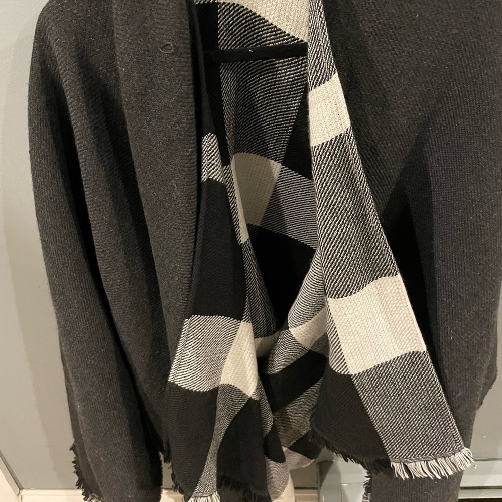 Reversible NWT Banana Republic - one size Poncho 🖤🤍 - Picture 5 of 5